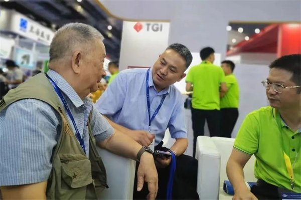 中國(guó)復(fù)合材料工業(yè)協(xié)會(huì)特邀顧問(wèn)，中國(guó)SMC之父，黃家康到博皓展臺(tái)交流指導(dǎo)
