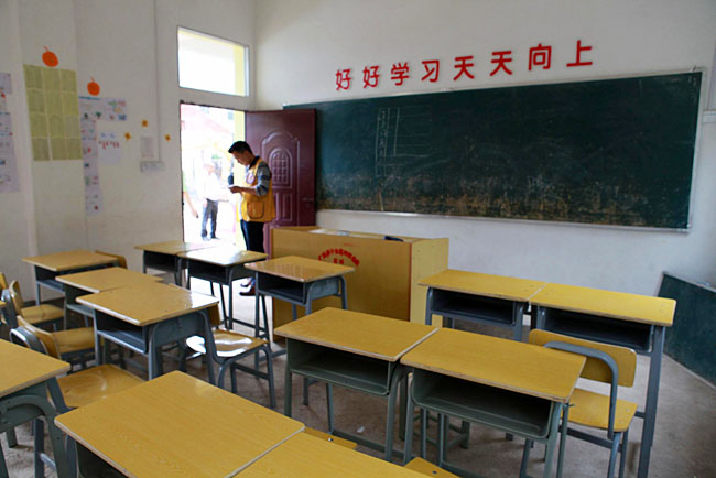 梅嶺小學(xué)僅有20多個學(xué)生，只有包括1個校長在內(nèi)的3個老師