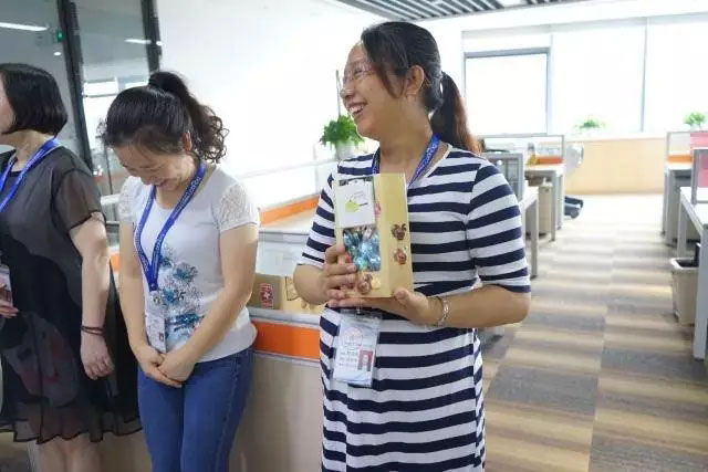 女神媽媽收到禮物后喜悅之情溢于言表，是不是很迷人呢？