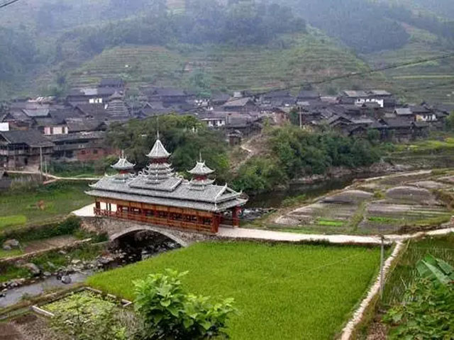 來(lái)到古樸的岜扒，這里自然生態(tài)完好，吊腳樓、鼓樓、花橋掩映于叢林